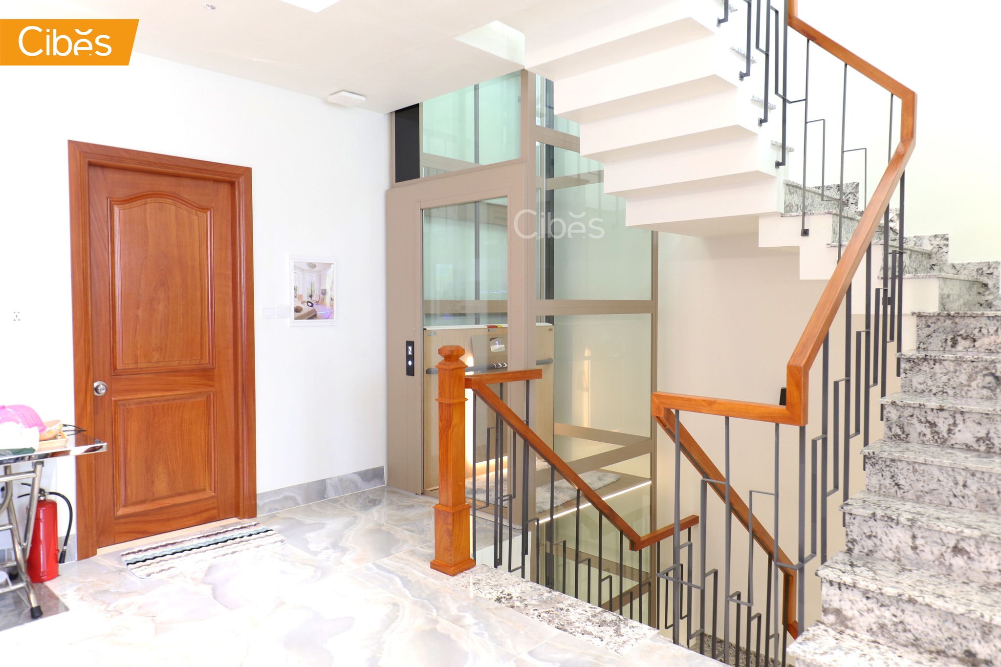 Thang máy gia đình lắp bên cạnh cầu thang bộ trong nhà ống nhiều tầng