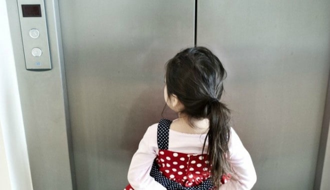 Dạy trẻ không được đi thang máy một mình