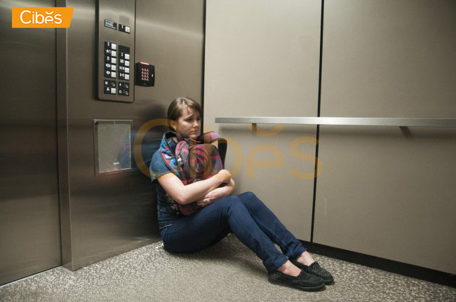Nỗi sợ khi thang máy bị kẹt