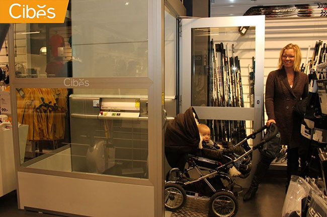 Đối với gia đình có em bé thì cần một không gian thang máy rộng hơn để có thể di chuyển cùng với xe đẩy