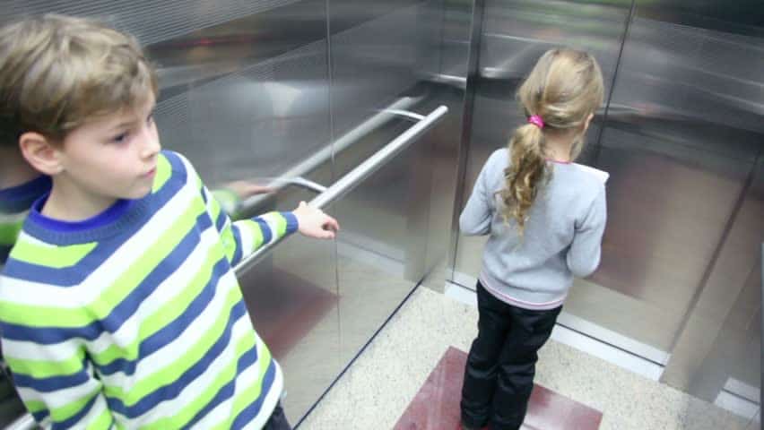 Dạy trẻ biết tới văn hóa đi thang máy