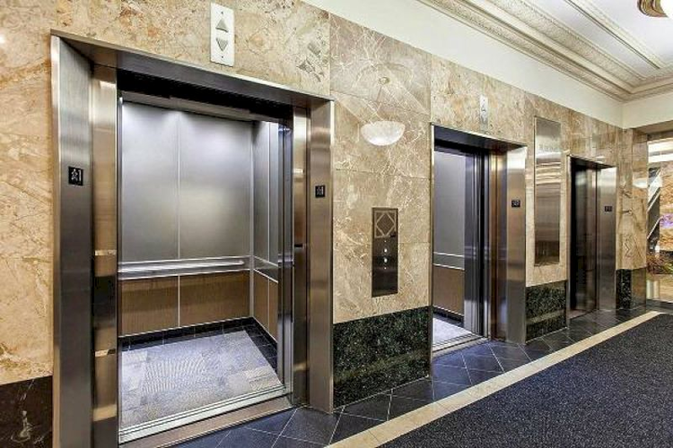 Hầu hết thang máy hiện nay đều sử dụng cửa mở trung tâm