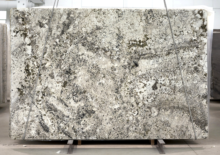 Sắc trắng tinh khiết của Granite Alaska White tôn lên vẻ đẹp hiện đại, sang trọng cho không gian thang máy