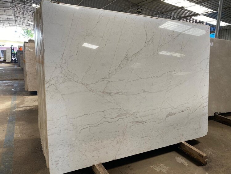 Sắc trắng tinh khiết của Italy White Granite, mang đến vẻ đẹp cổ điển và sang trọng