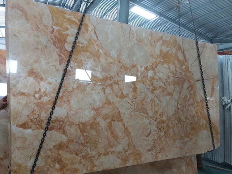 Với ánh vàng rực rỡ và sang trọng, đá Marble Sky Gold giúp làm nổi bật không gian thang gia đình một cách hoàn hảo