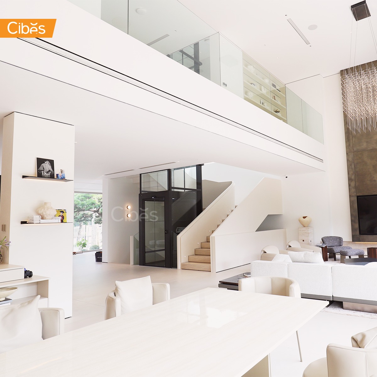 Thang máy gia đình lắp giữa cầu thang bộ trong nhà ống có giếng trời