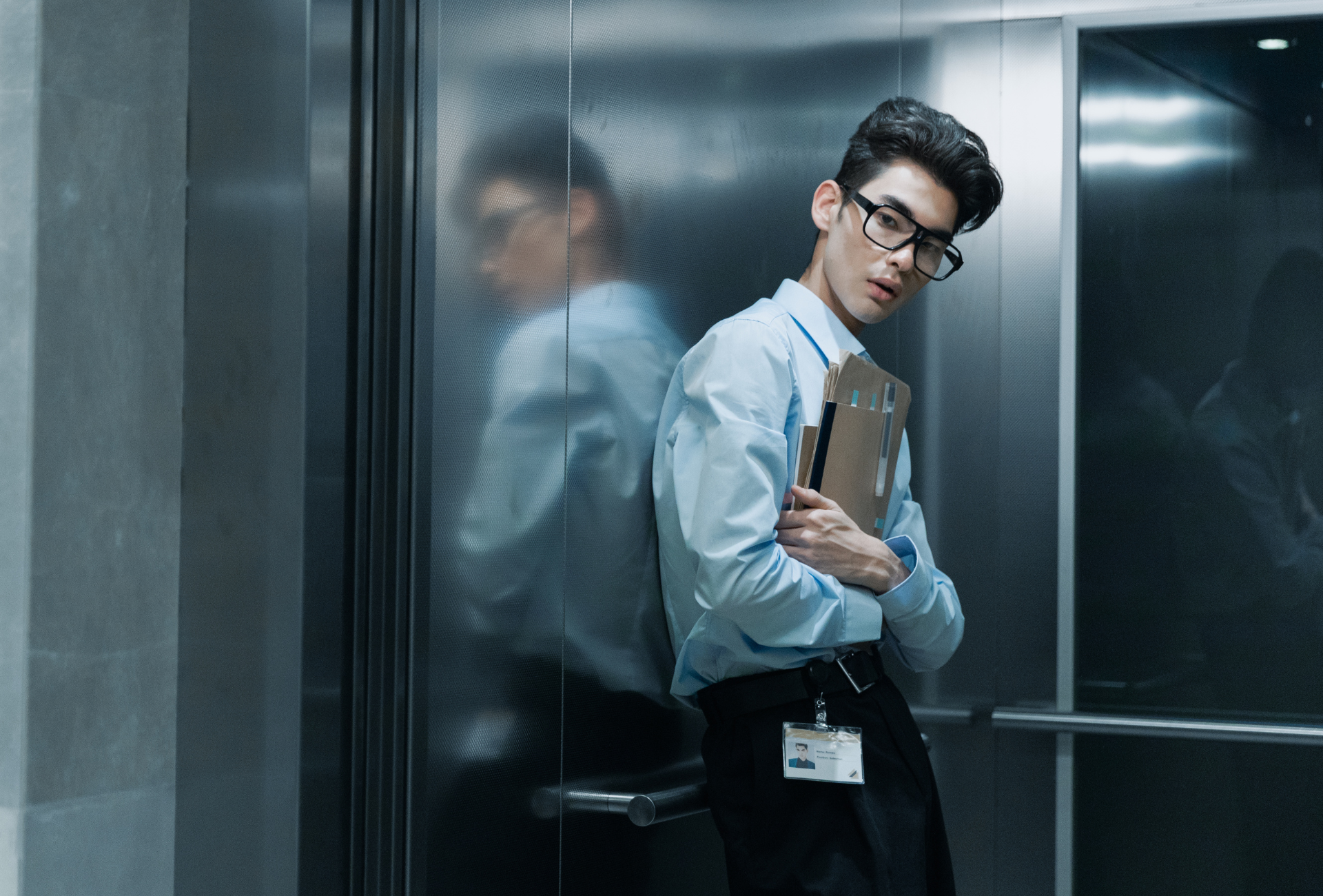 Có thể đứng tựa vào thang máy để giảm tình trạng say khi di chuyển