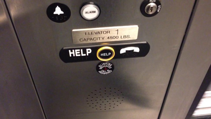 Điện thoại cứu hộ được bố trí ngay trong thang máy