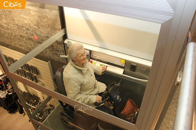 Thang máy Cibes an toàn cho người già khi sử dụng .