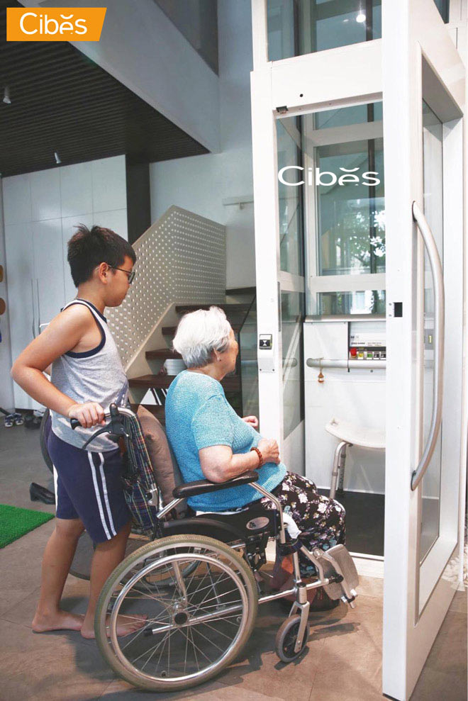 Lắp đặt thang máy trong nhà là lựa chọn tối ưu cho việc di chuyển của gia đình có người già.