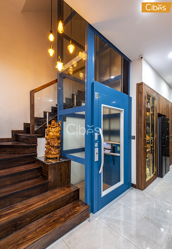 Thang máy màu xanh thích hợp với những căn hộ thiết kế theo phong cách Rustic