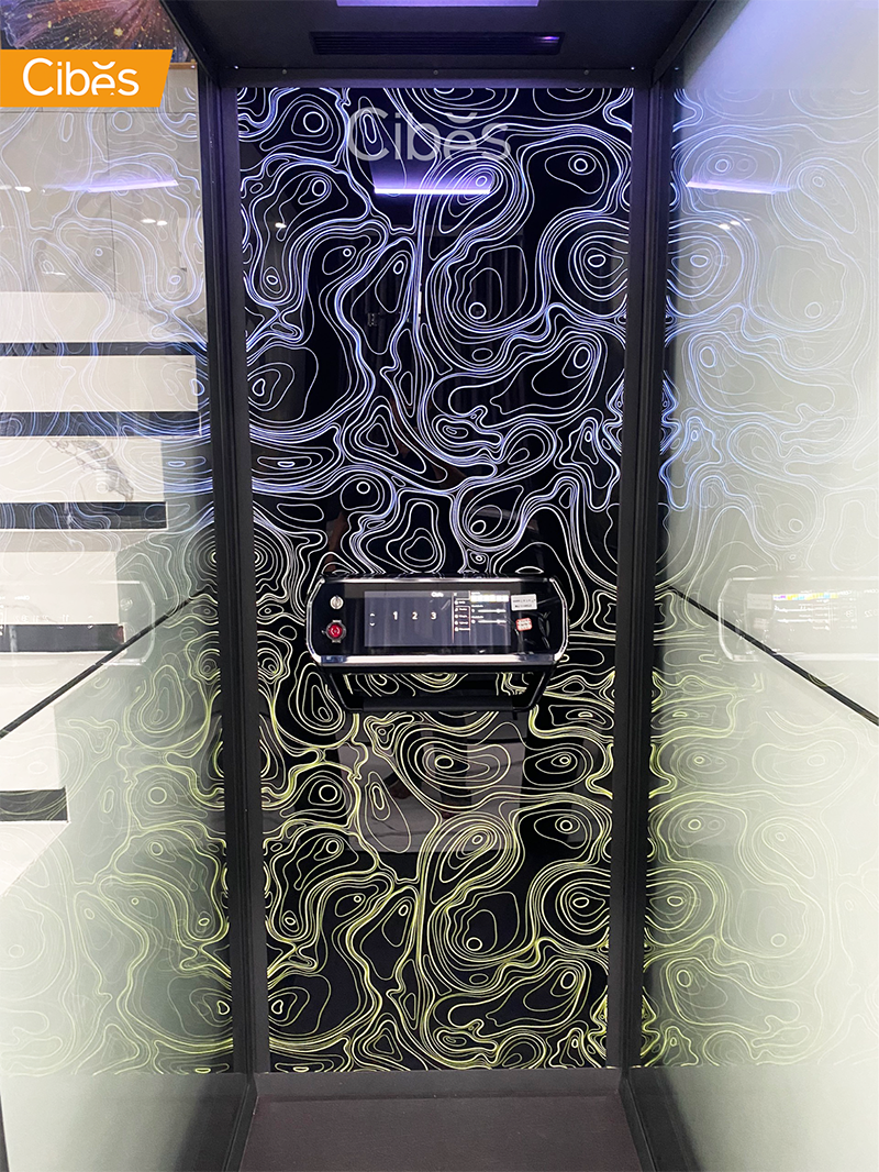 Hình ảnh thang máy Cibes Voyager V90 phiên bản Galaxy sử dụng nhựa Acrylic với hoạ tiết trừu tượng đầy nghệ thuật để trang trí toàn bộ phần vách bảng điều khiển thang máy