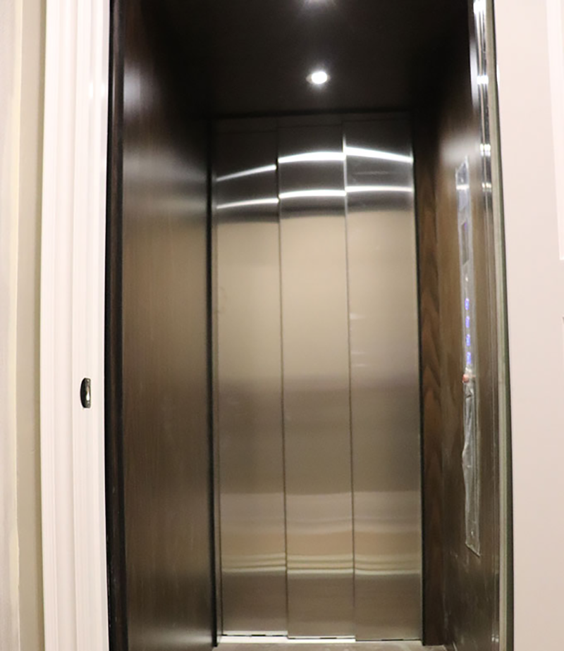 Thang máy cửa lùa 1 bên có 3 lá cửa xếp chồng độc đáo, tạo sự nổi bật và phá cách trong thiết kế thang máy