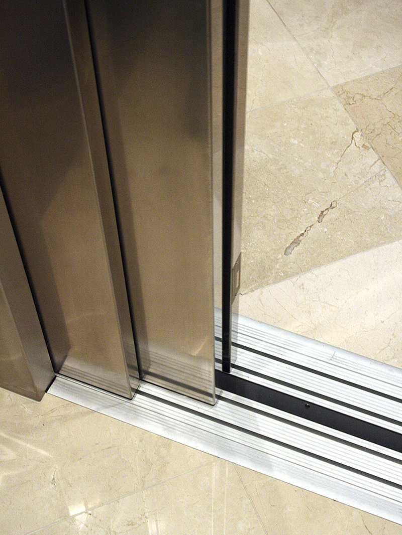 Cửa lùa thang máy là loại cửa lùa hết phần cánh cửa về một phía hoặc cả hai phía khi mở, giúp tối ưu không gian ra vào thang máy
