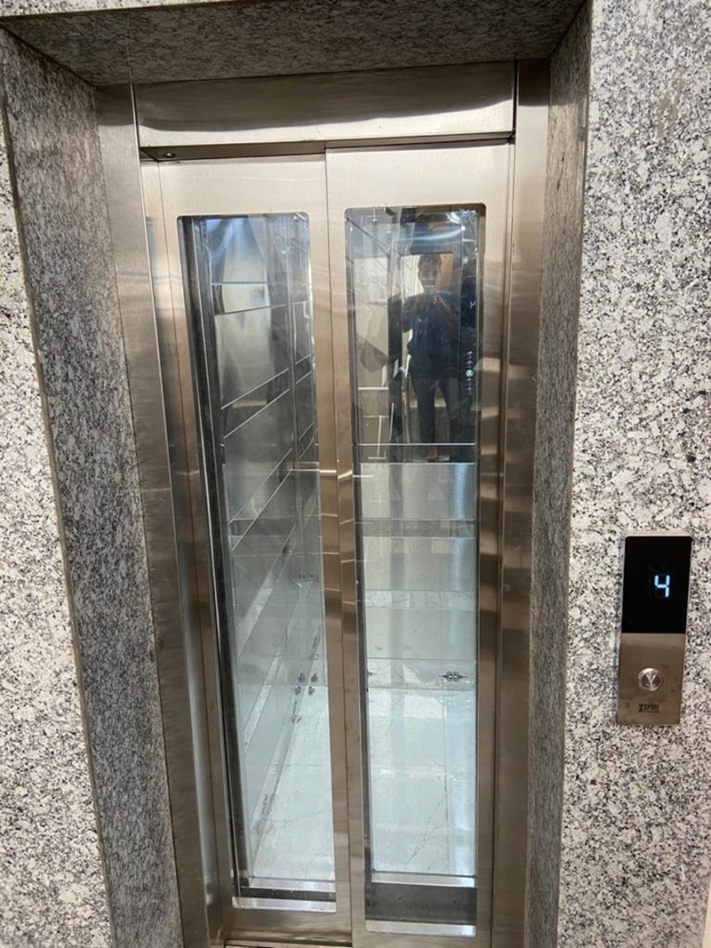 Cửa lùa thang máy làm bằng vật liệu kính không chỉ tối ưu không gian mở cửa mà còn tăng tính thẩm mỹ cho thang máy
