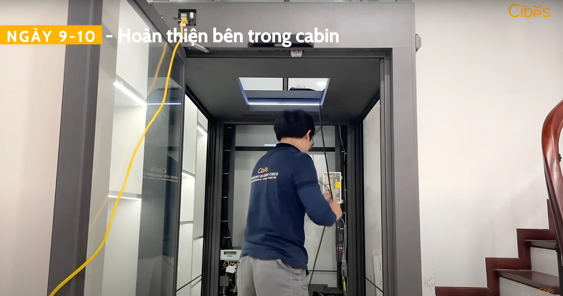 Kỹ thuật viên hoàn thiện bên trong cabin