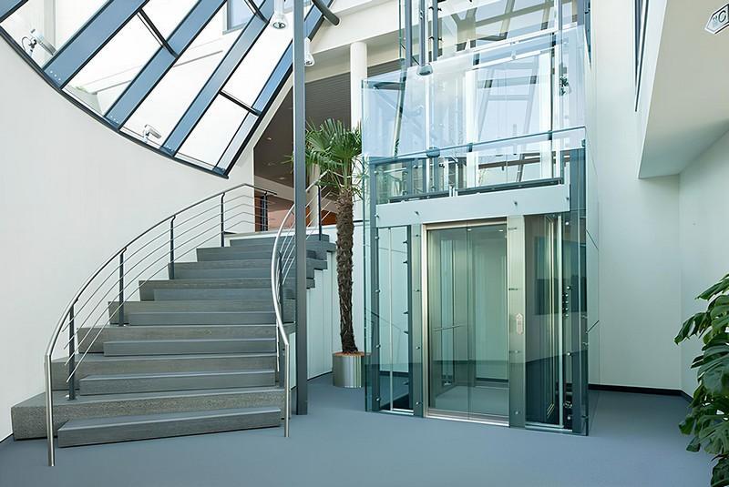 Thang máy được lắp đặt bên ngoài tòa nhà