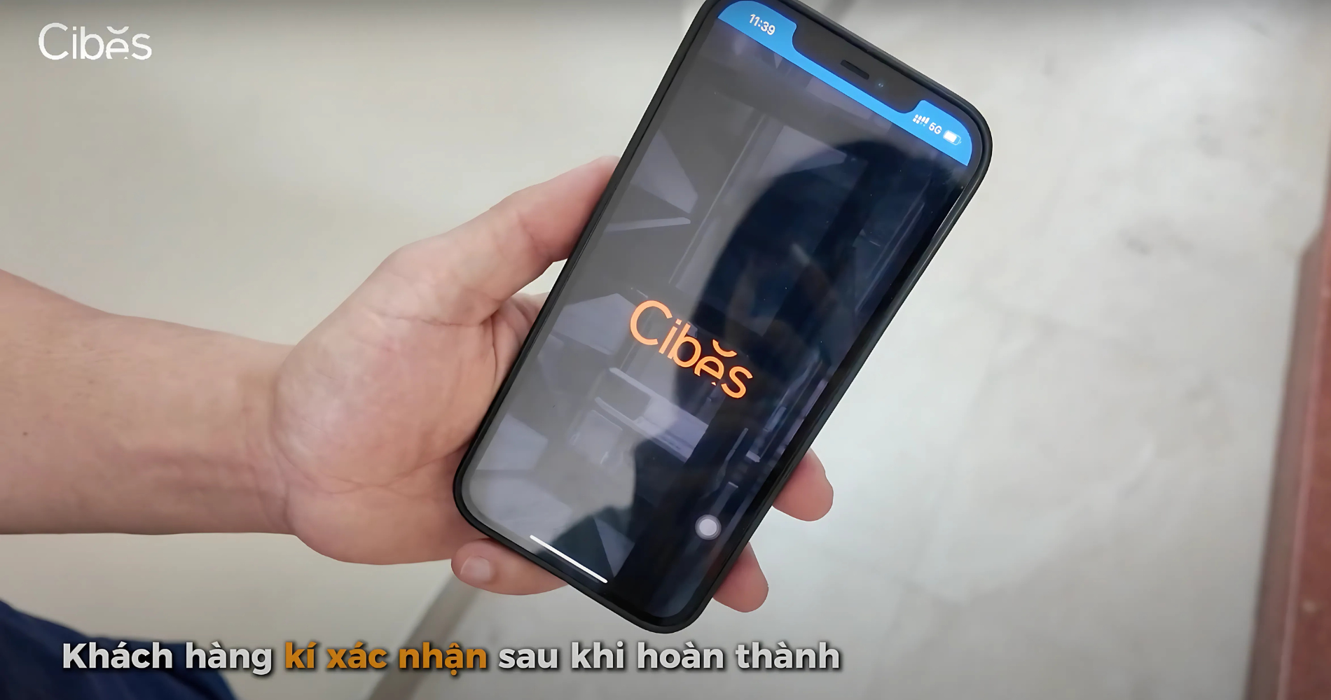 Khách hàng đang kiểm tra trực tiếp và xác nhận nghiệm thu dịch vụ bảo dưỡng thông qua ứng dụng của Cibes