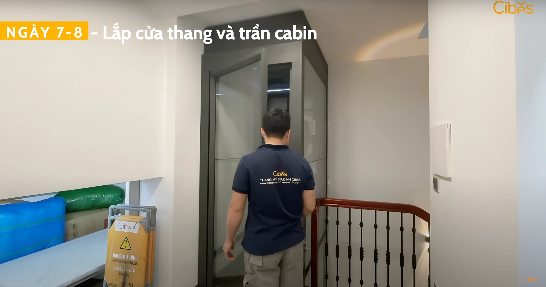 Cửa thang máy và trần cabin với hệ thống đèn LED, đang được lắp đặt hoàn thiện