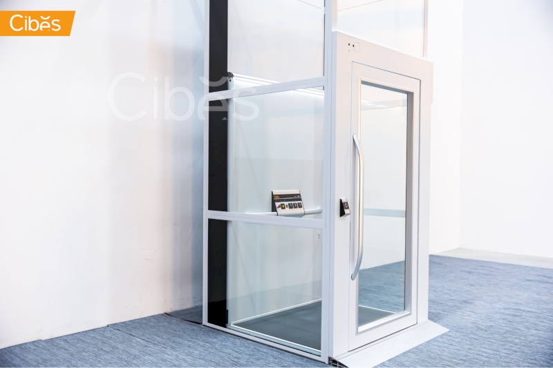 Bạn có thể dễ dàng bố trí thang máy sàn nâng Uno trong nhà nhờ thiết kế nhỏ gọn