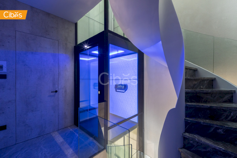 Thang máy gia đình nhập khẩu chất lượng tốt, thiết kế tinh tế ấn tượng.