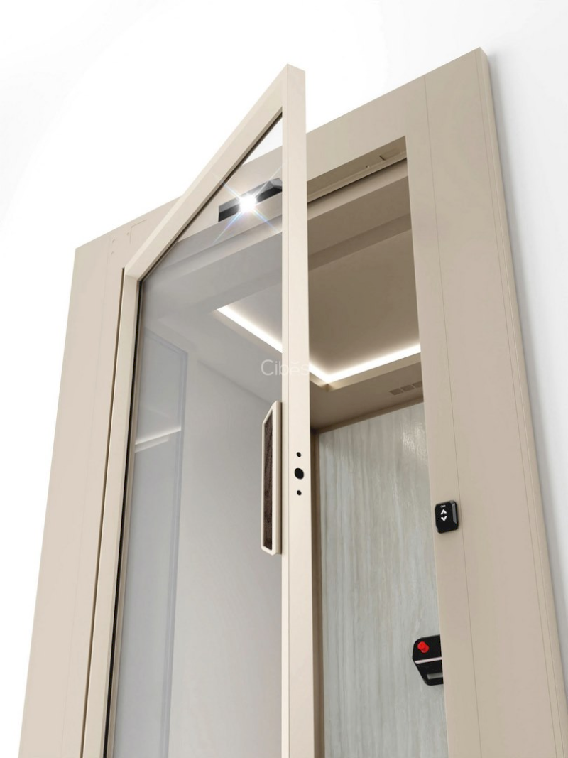 Thang máy Cibes Voyager V70 Aurora với gam màu be ấm áp, mang lại cảm giác gần gũi và thanh lịch cho không gian nội thất. 