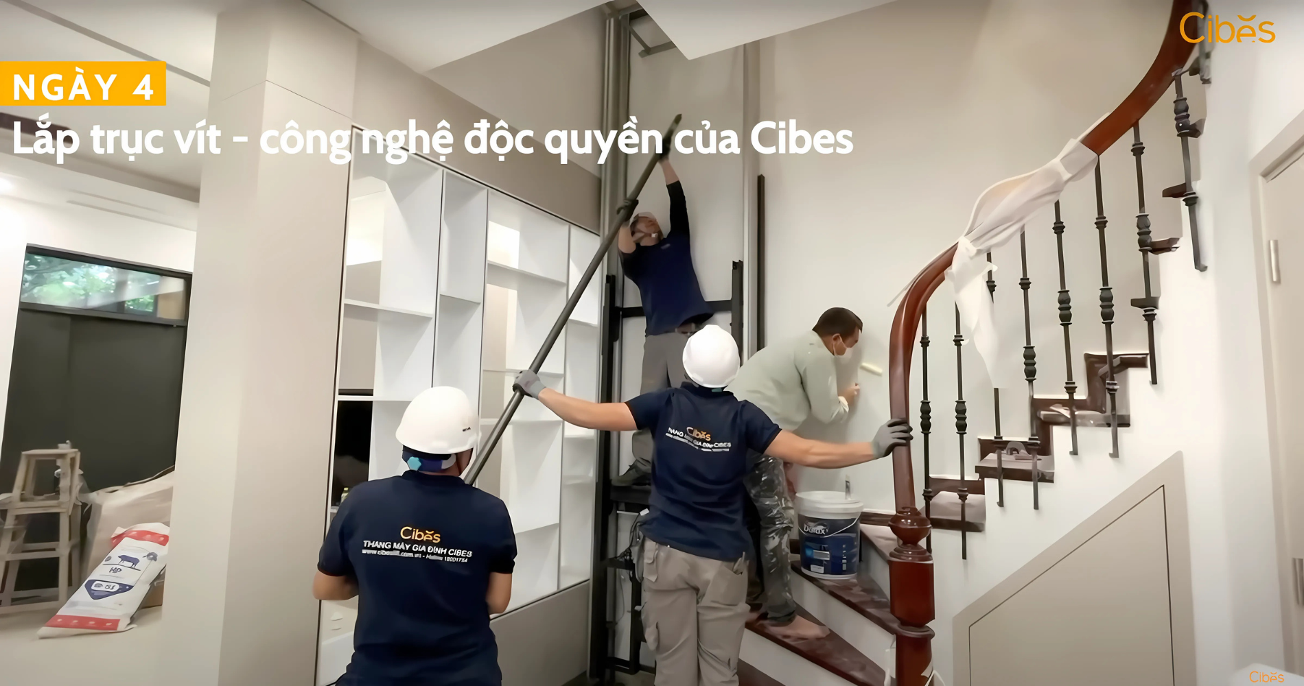 Trục vít, "trái tim" của hệ thống vận hành, đang được kỹ thuật viên có tay nghề cao lắp đặt