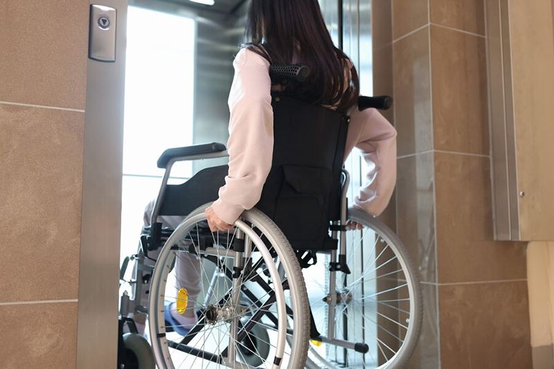 Lợi ích của việc lắp đặt gương thang máy đó là giúp người di chuyển bằng xe lăn dễ dàng di chuyển trong quá trình sử dụng thang máy