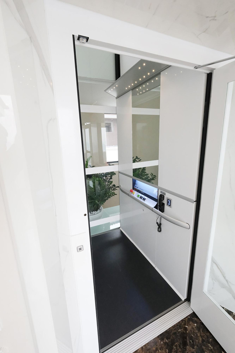 Mẫu thang máy Cibes A7000 màu trắng được xây dựng tại công trình thuộc khu đô thị FLC Hạ Long với phần gương thang máy được lắp đặt ở vách đối diện cửa thang đầy tinh tế, giúp không gian thang máy có cảm giác được mở rộng, thoáng đãng hơn