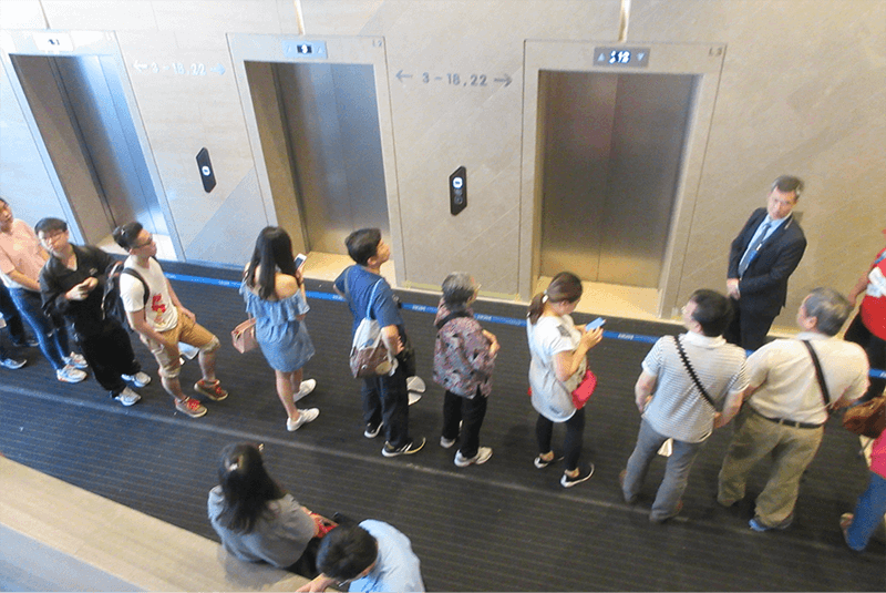 Một số lưu ý trong cách sử dụng thang máy bạn cần biết khi đứng đợi thang tại sảnh chờ thang máy nhằm đảm bảo an toàn cũng như thể hiện sự hiểu biết và lịch sự