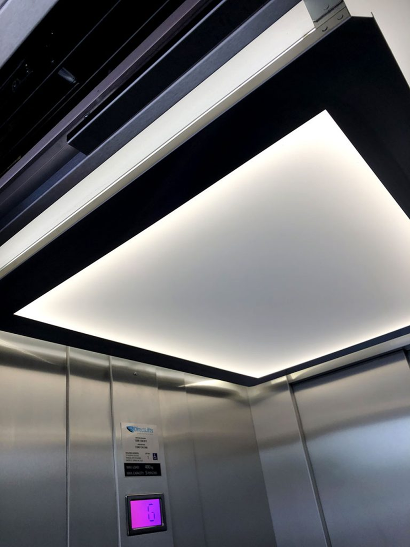 Nhiều thang máy hiện nay sử dụng trần cabin với hệ thống ánh sáng gián tiếp 