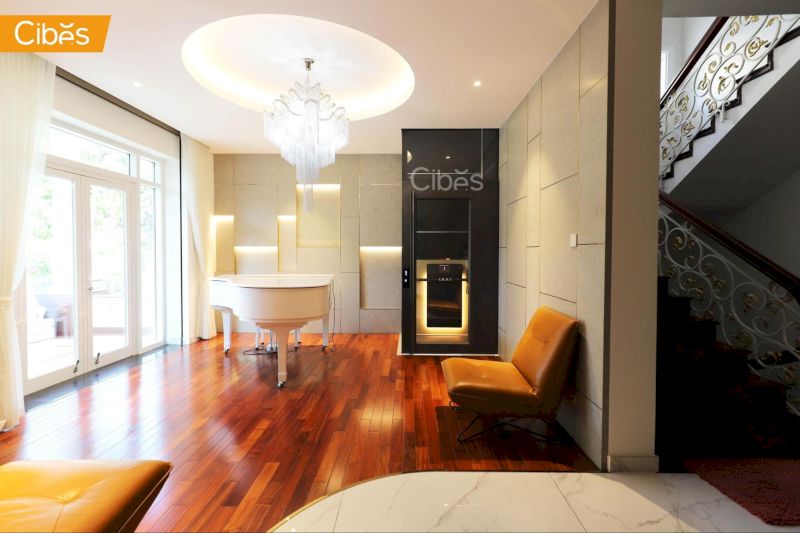 Thang máy gia đình Cibes Air với thiết kế độc đáo, vách bảng điều khiển kép và tay vịn công thái học, mang đến trải nghiệm sử dụng tiện nghi.