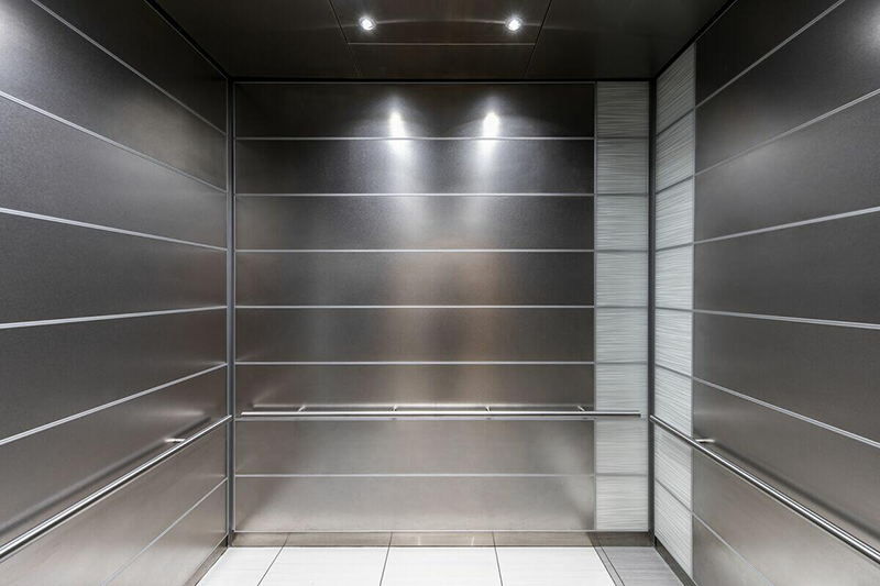 Ốp inox vách thang máy khiến thang máy trở nên sáng bóng, một cách trang trí đơn giản nhưng đầy tinh tế