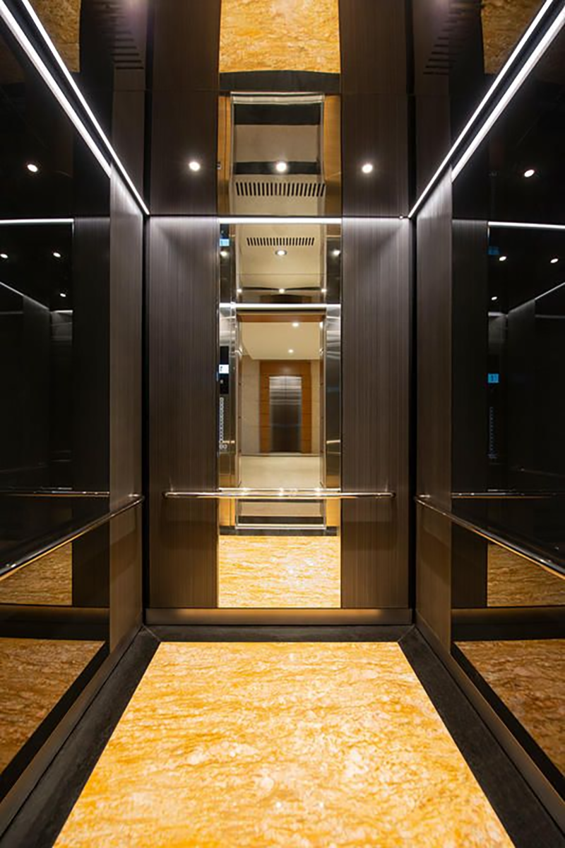 Ốp kính tráng gương tại vị trí trần thang máy giúp không gian cabin trở nên rộng rãi