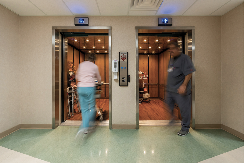 Sử dụng cửa lùa trong thang máy bệnh viện giúp tối đa khoảng mở cửa thang, từ đó giúp bệnh nhân và bác sĩ di chuyển dễ dàng và thuận tiện hơn