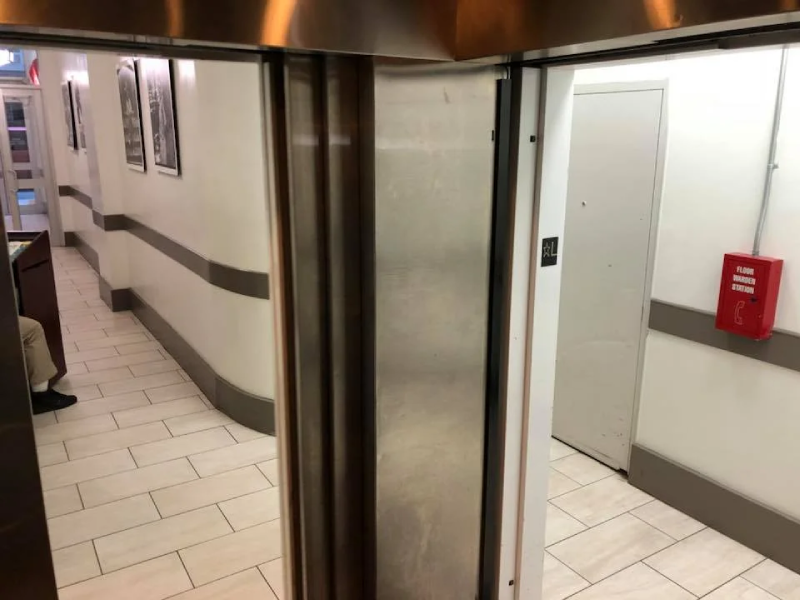 Tầm nhìn từ trong của thang máy 2 cửa cạnh nhau giúp di chuyển đến 2 nơi khác nhau trên cùng 1 tầng