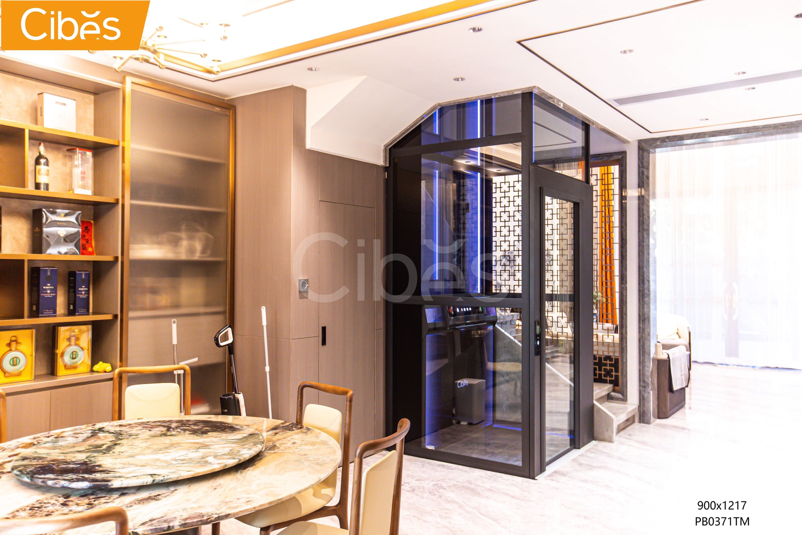 Thang máy gia đình lắp trong căn hộ penthouse giúp di chuyển giữa các tầng thuận tiện