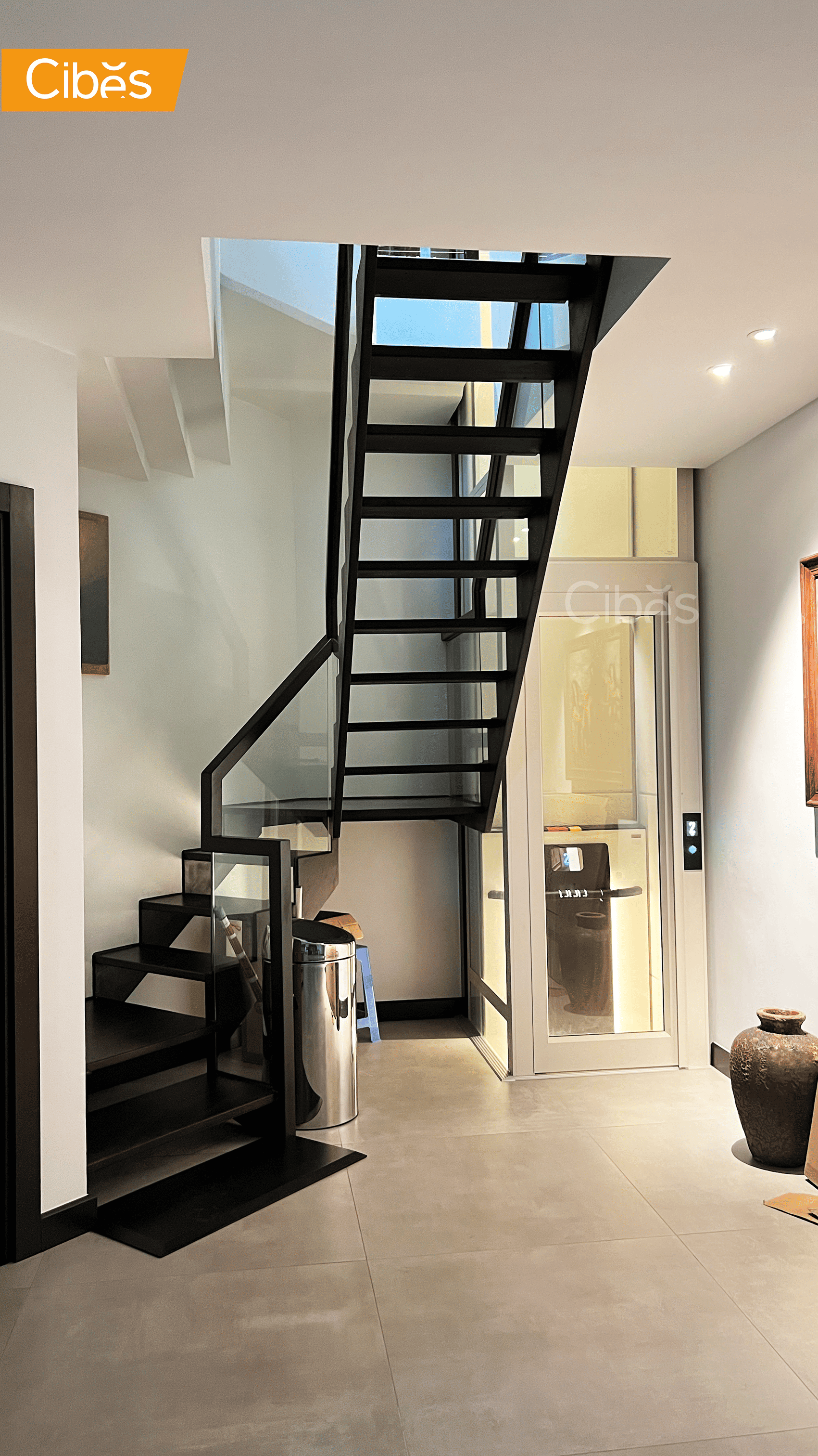 Thang máy trục vít Cibes Air lắp đặt trong penthouse với hố pit nông và không phòng máy