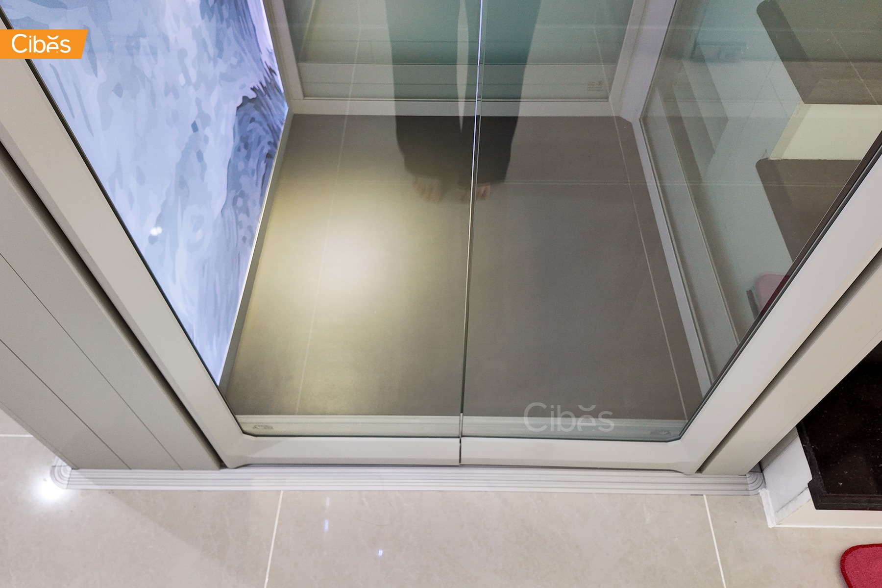 Thang máy gia đình không hố pit lắp trực tiếp trên sàn trong căn hộ penthouse