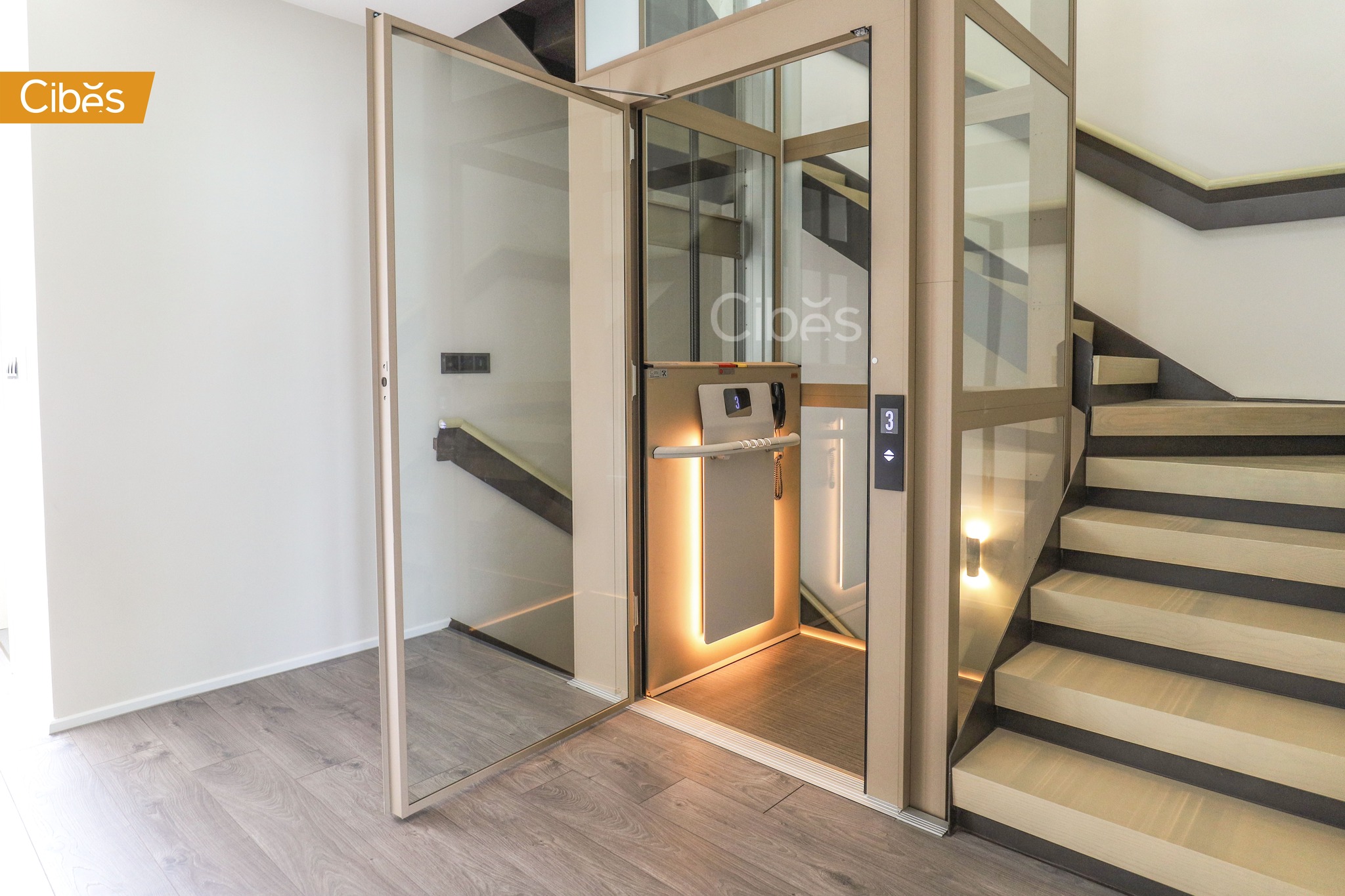 Thang máy Cibes Air với bảng điều khiển hiện đại tạo nên tổng thể hài hòa với nội thất nhà