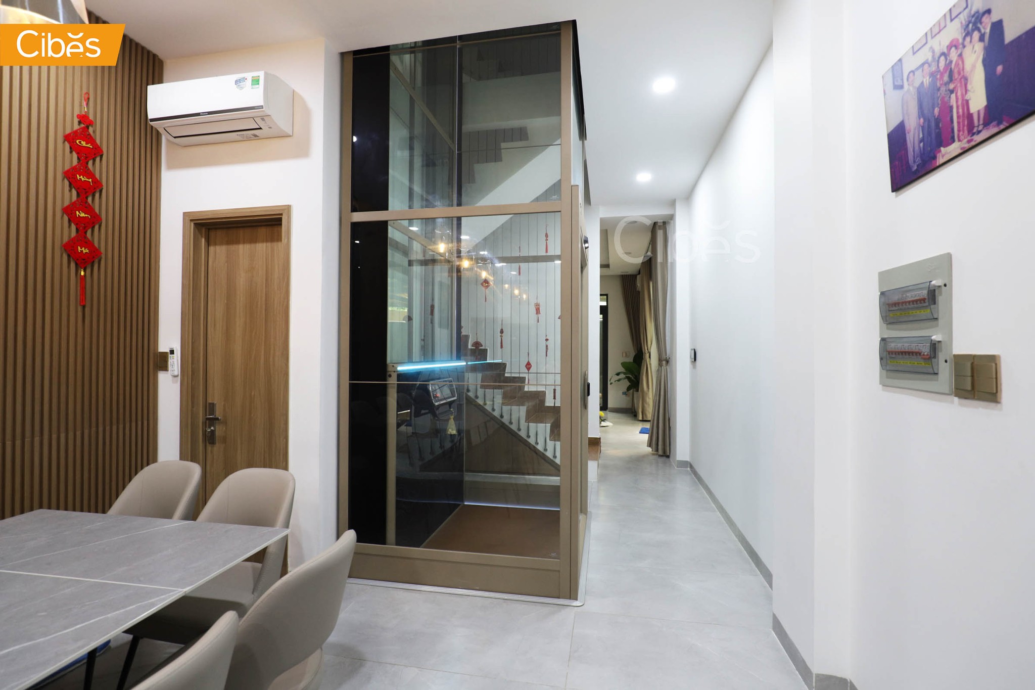 Thang máy Cibes Voyager V80i trong giếng thang kính đặt giữa cầu thang bộ trong nhà ở nhiều tầng