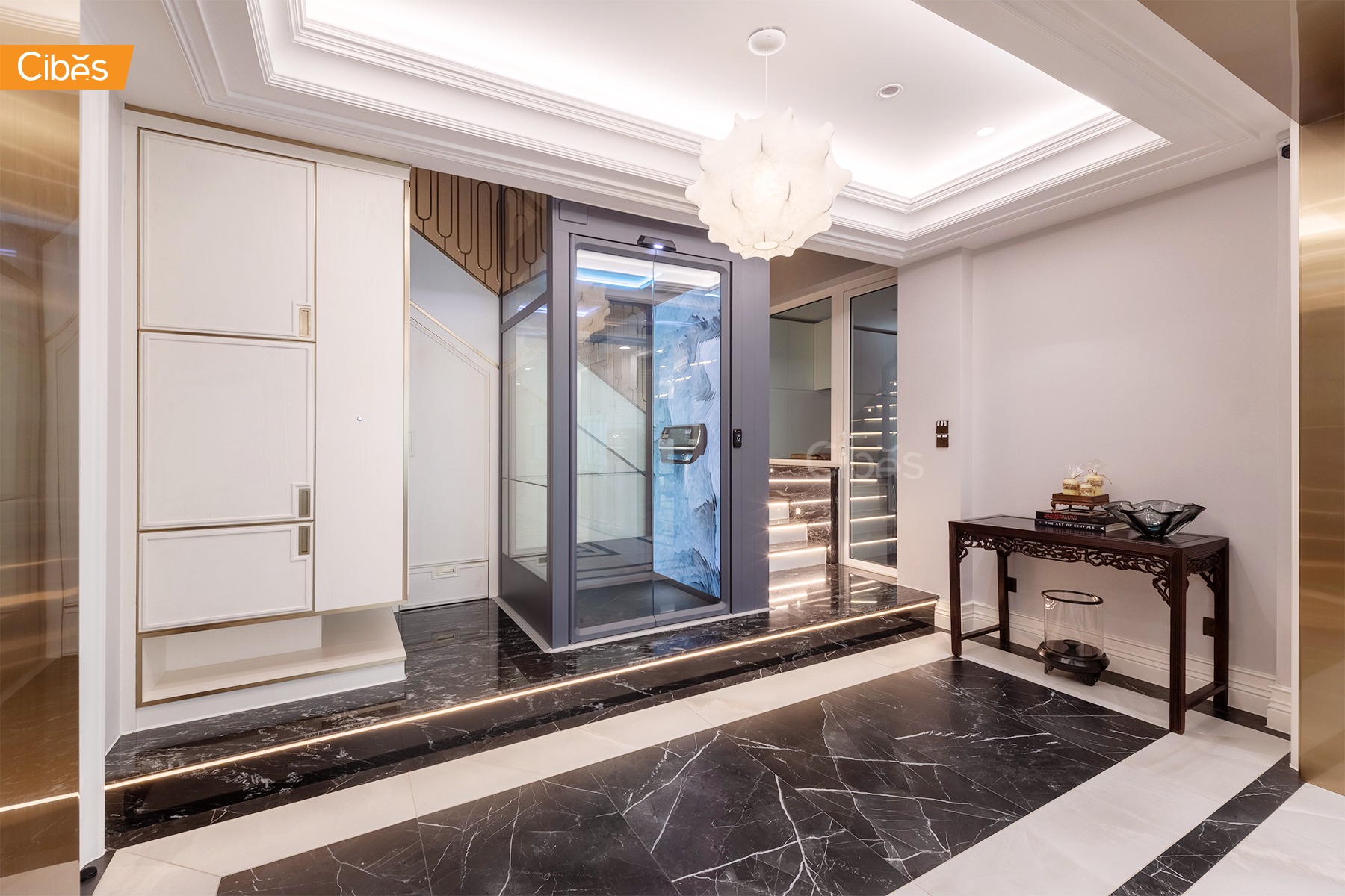 Thang máy gia đình Cibes V90 Galaxy lắp đặt trong penthouse Saigon Pearl với giếng thang kính hiện đại