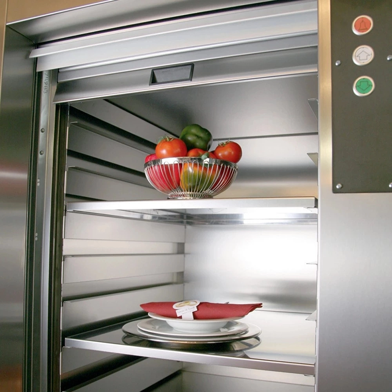 Thang máy chở thức ăn thường có tải trọng nhỏ, vận tốc di chuyển thấp nhằm giữ đồ ăn không bị xê dịch trong quá trình di chuyển