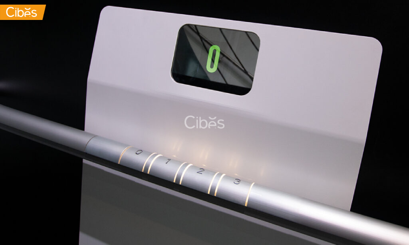 Thang máy Cibes Air có thiết kế độc đáo với màn hình hiển thị số tầng đa sắc cùng nút bấm được tích hợp trên tay vịn hiện đại, sang trọng