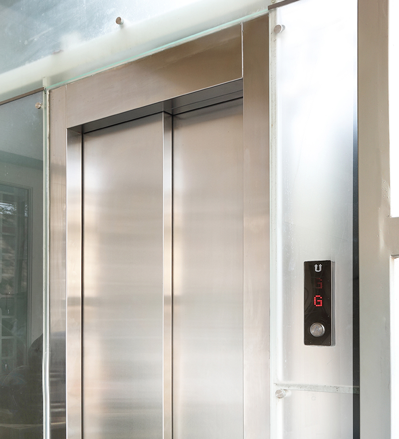 Thang máy cửa lùa tại một sảnh khách sạn giúp giảm tình trạng tắc nghẽn nhờ tối ưu lối ra vào