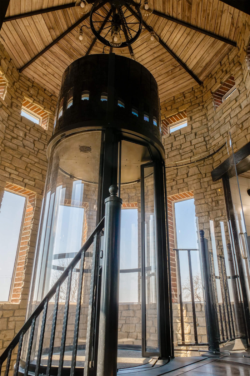 Thang máy kính trụ tròn được đặt giữa kiến trúc mái vòm của tòa nhà tôn lên vẻ đẹp kiến trúc đầy cảm hứng
