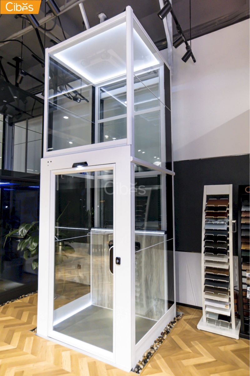 Bạn có thể dễ dàng bố trí thang máy sàn nâng Uno trong nhà nhờ thiết kế nhỏ gọn