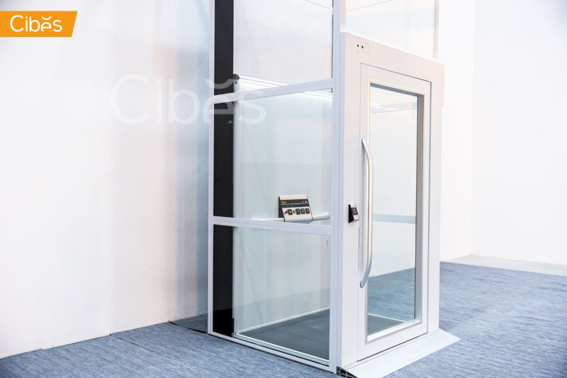 Bạn có thể dễ dàng bố trí thang máy sàn nâng Uno trong nhà nhờ thiết kế nhỏ gọn