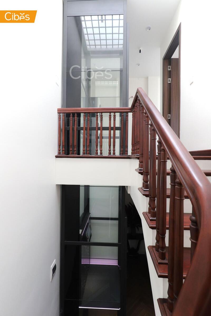 Thang máy trục vít phù hợp cho cả những không gian chật hẹp.