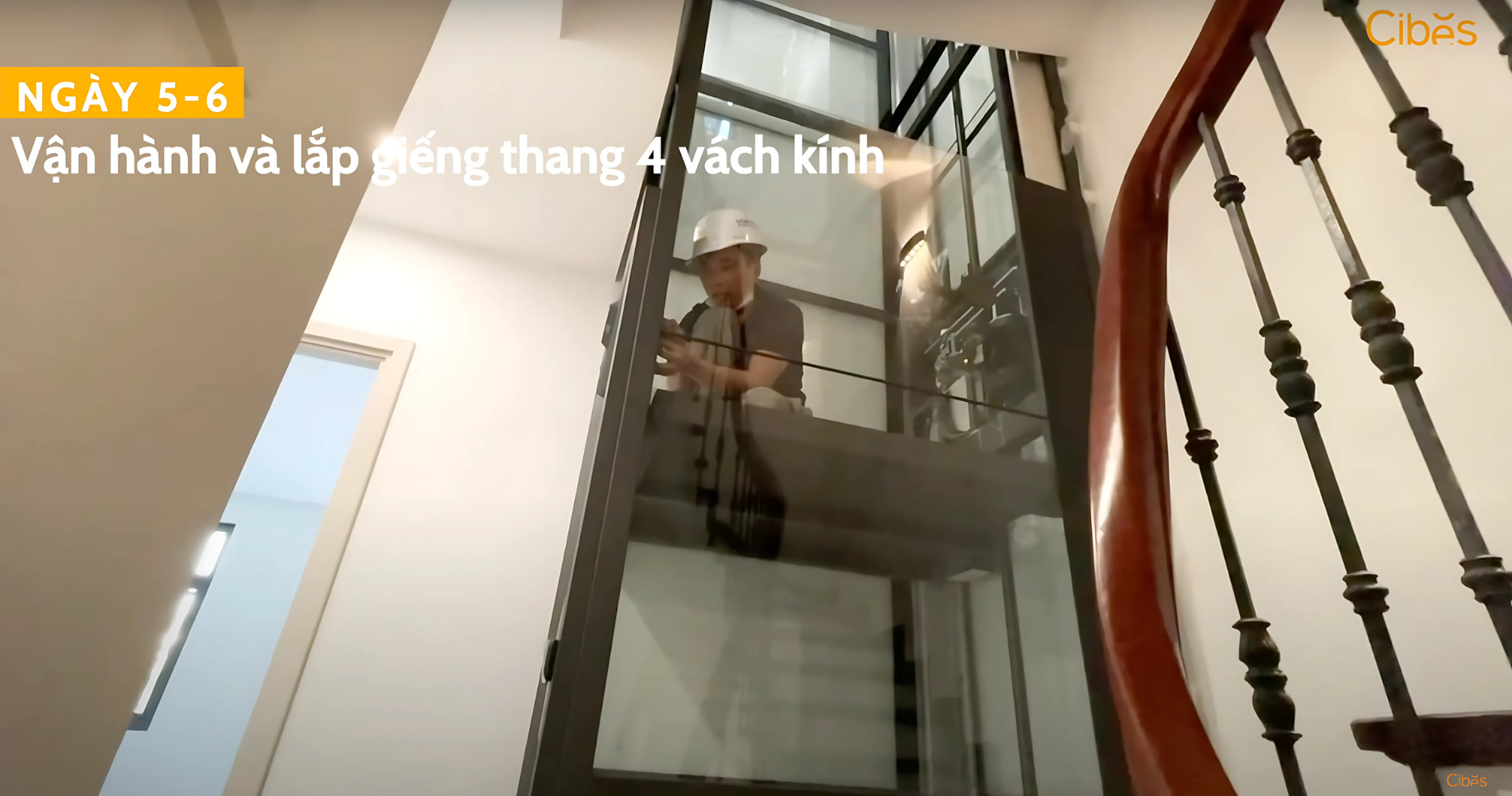 Giếng thang bằng khung nhôm và kính cường lực an toàn 2 lớp đã được dựng lên, đồng thời hệ thống điện cũng đã được đấu nối